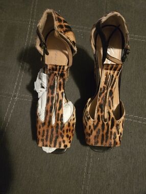 Kenneth Cole Leopard Print T-Strap Peep Toe Heels - Brown/Black